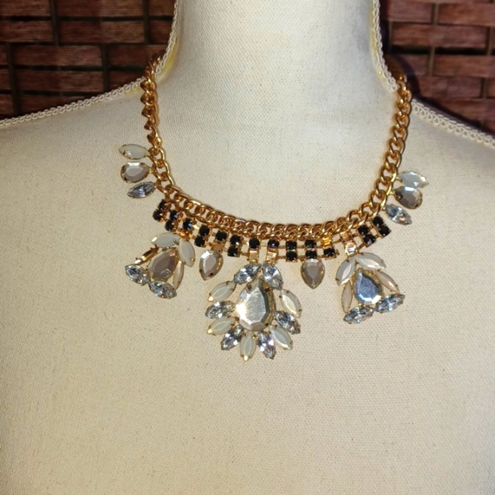 Gem necklace in color gold